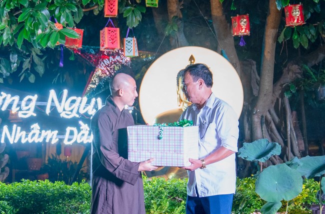 “Return to Buddha on Mid-Autumn Festival of Hoa Phuc Pagoda