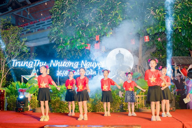 “Return to Buddha on Mid-Autumn Festival of Hoa Phuc Pagoda