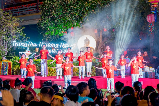 “Return to Buddha on Mid-Autumn Festival of Hoa Phuc Pagoda