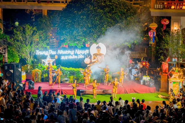 “Return to Buddha on Mid-Autumn Festival of Hoa Phuc Pagoda