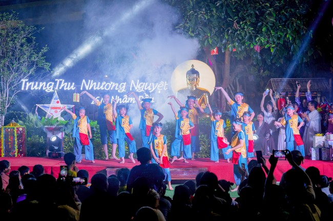 “Return to Buddha on Mid-Autumn Festival of Hoa Phuc Pagoda