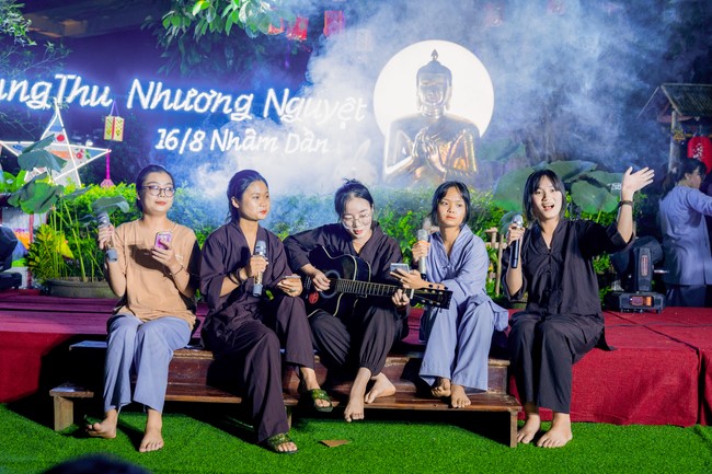 “Return to Buddha on Mid-Autumn Festival of Hoa Phuc Pagoda