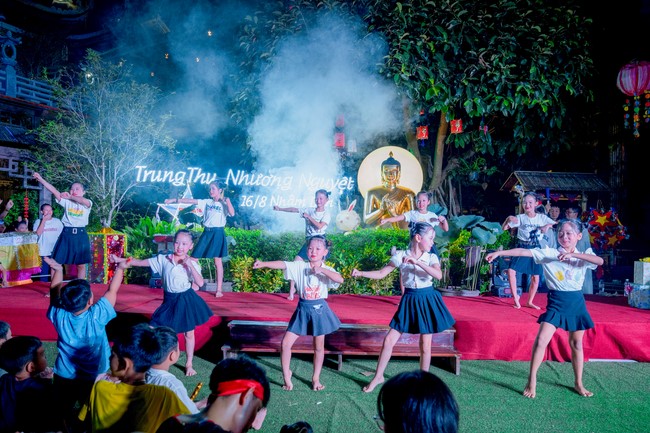 “Return to Buddha on Mid-Autumn Festival of Hoa Phuc Pagoda