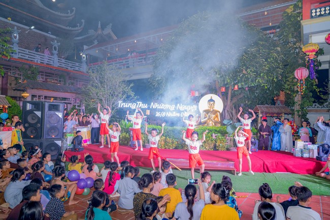 “Return to Buddha on Mid-Autumn Festival of Hoa Phuc Pagoda