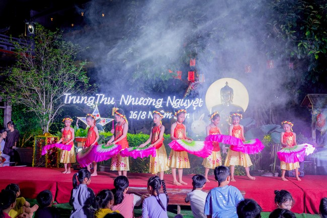 “Return to Buddha on Mid-Autumn Festival of Hoa Phuc Pagoda