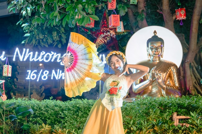 “Return to Buddha on Mid-Autumn Festival of Hoa Phuc Pagoda