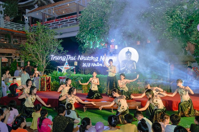 “Return to Buddha on Mid-Autumn Festival of Hoa Phuc Pagoda
