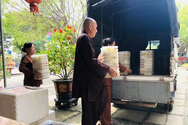 The charity program on Sep. at Dong Cao Pagoda