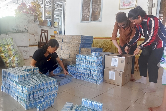 The Full Moon Giving Kids at An Huong Pagoda, An Giang