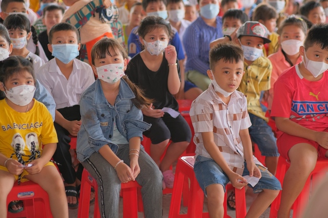 The Full Moon Giving Kids at An Huong Pagoda, An Giang
