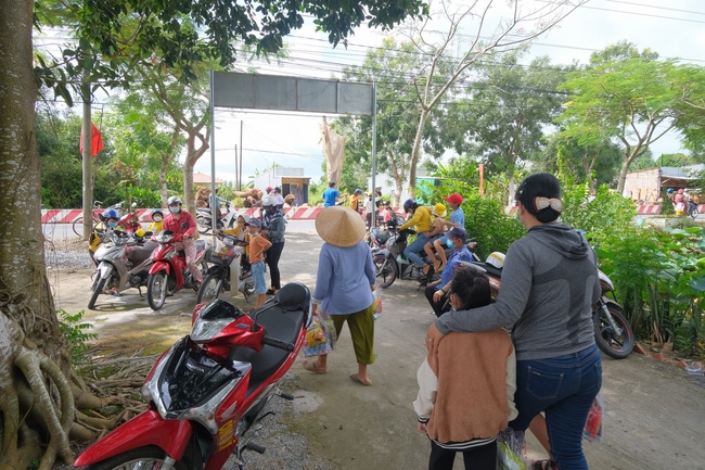 The Full Moon Giving Kids at An Huong Pagoda, An Giang