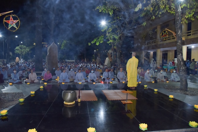 Prostrating the names Bodhisattva Avalokitesvara on occasion of mid-autumn Festival