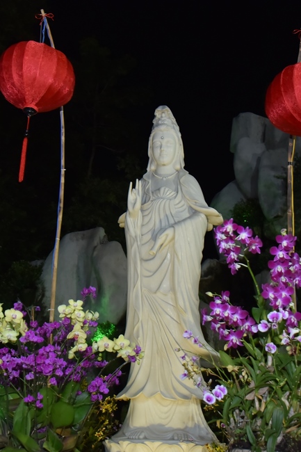 Prostrating the names Bodhisattva Avalokitesvara on occasion of mid-autumn Festival