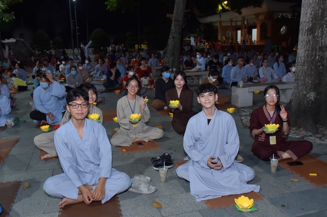 Prostrating the names Bodhisattva Avalokitesvara on occasion of mid-autumn Festival