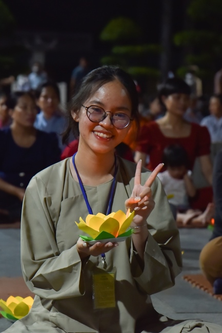Prostrating the names Bodhisattva Avalokitesvara on occasion of mid-autumn Festival
