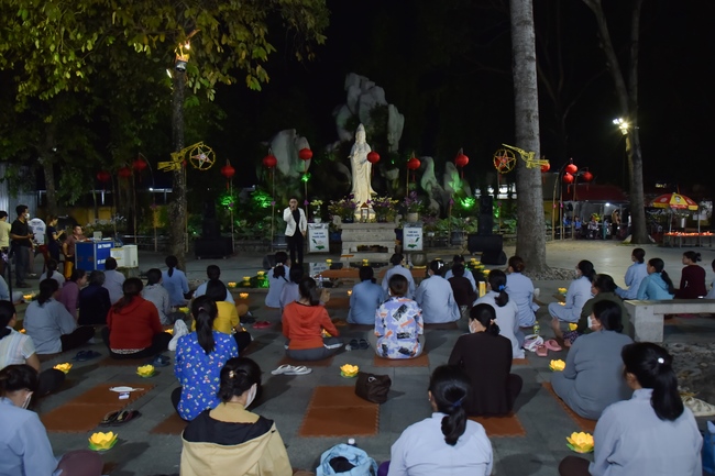 Prostrating the names Bodhisattva Avalokitesvara on occasion of mid-autumn Festival