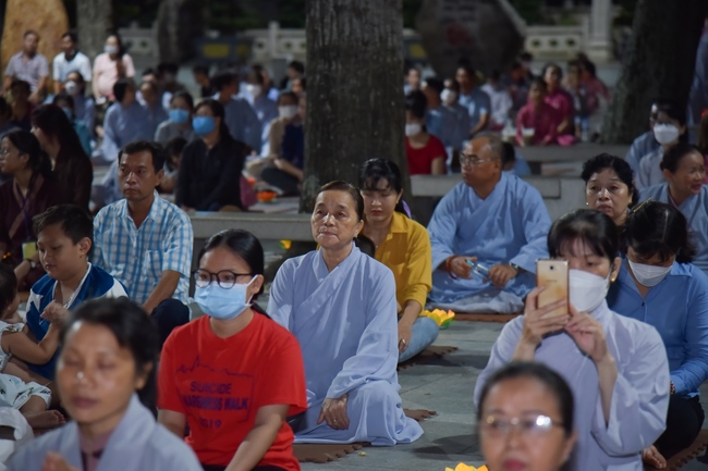 Prostrating the names Bodhisattva Avalokitesvara on occasion of mid-autumn Festival