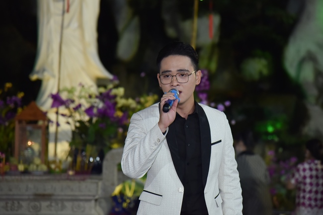 Prostrating the names Bodhisattva Avalokitesvara on occasion of mid-autumn Festival