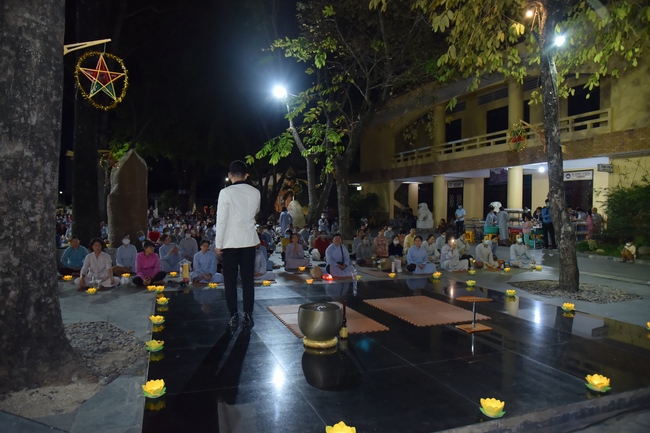 Prostrating the names Bodhisattva Avalokitesvara on occasion of mid-autumn Festival