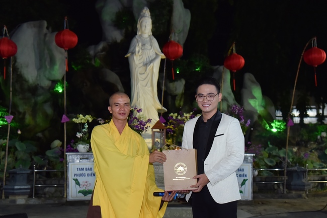 Prostrating the names Bodhisattva Avalokitesvara on occasion of mid-autumn Festival
