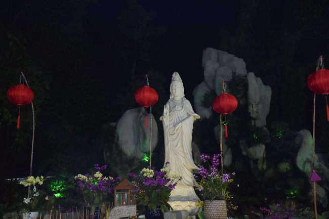Prostrating the names Bodhisattva Avalokitesvara on occasion of mid-autumn Festival