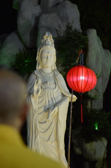 Prostrating the names Bodhisattva Avalokitesvara on occasion of mid-autumn Festival