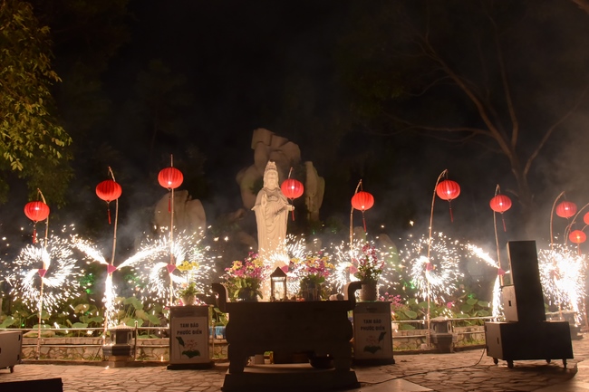 Prostrating the names Bodhisattva Avalokitesvara on occasion of mid-autumn Festival