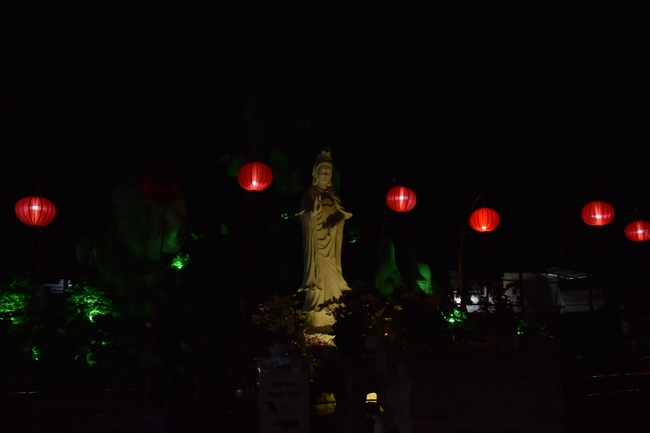 Prostrating the names Bodhisattva Avalokitesvara on occasion of mid-autumn Festival