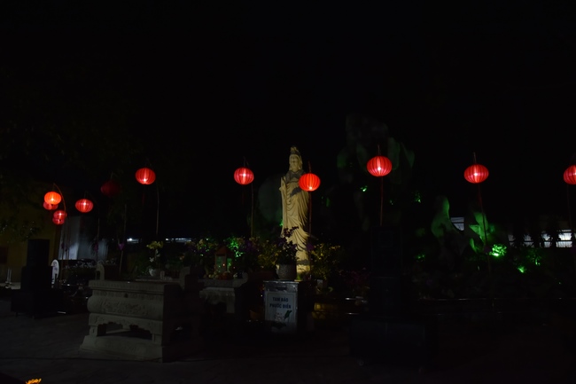 Prostrating the names Bodhisattva Avalokitesvara on occasion of mid-autumn Festival