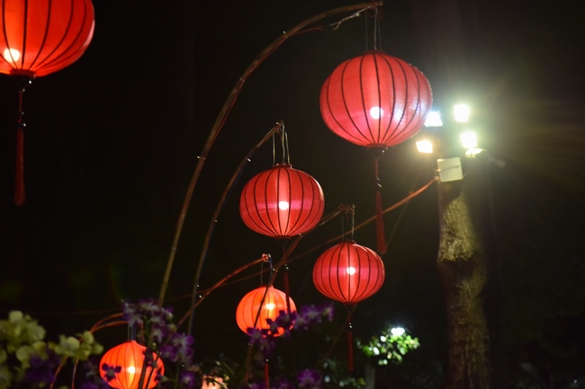Prostrating the names Bodhisattva Avalokitesvara on occasion of mid-autumn Festival