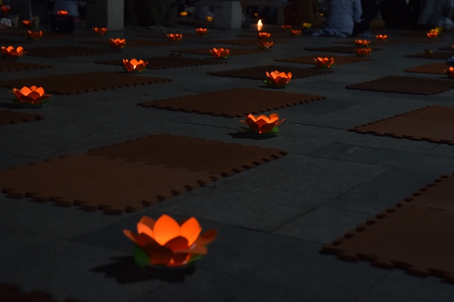 Prostrating the names Bodhisattva Avalokitesvara on occasion of mid-autumn Festival