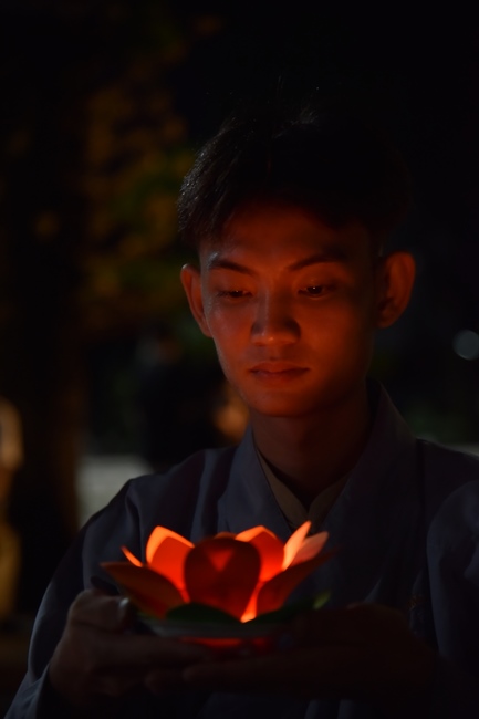 Prostrating the names Bodhisattva Avalokitesvara on occasion of mid-autumn Festival