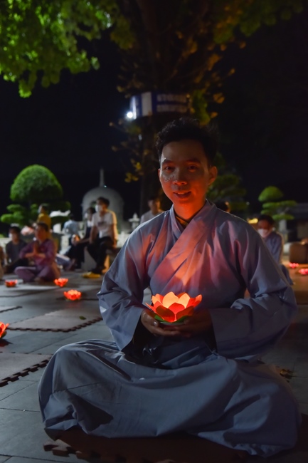 Prostrating the names Bodhisattva Avalokitesvara on occasion of mid-autumn Festival