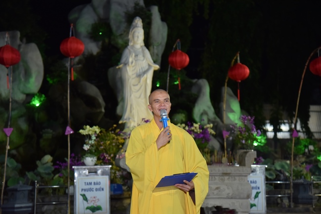 Prostrating the names Bodhisattva Avalokitesvara on occasion of mid-autumn Festival
