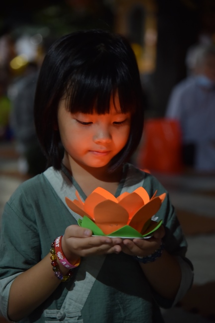 Prostrating the names Bodhisattva Avalokitesvara on occasion of mid-autumn Festival