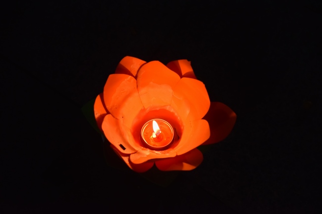 Prostrating the names Bodhisattva Avalokitesvara on occasion of mid-autumn Festival