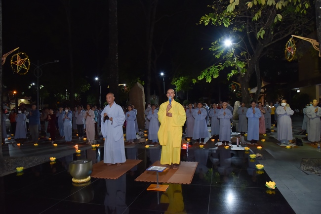 Prostrating the names Bodhisattva Avalokitesvara on occasion of mid-autumn Festival