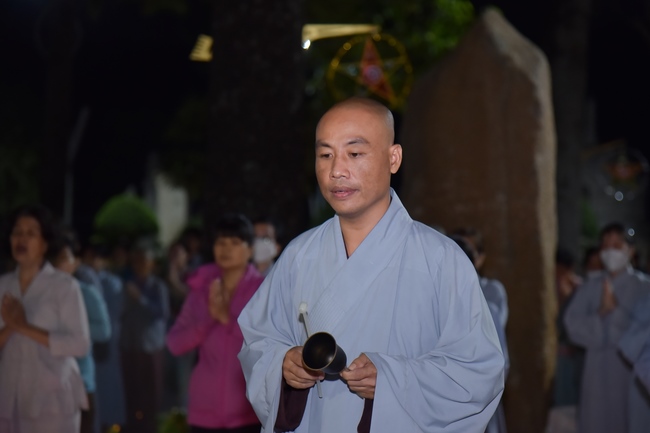 Prostrating the names Bodhisattva Avalokitesvara on occasion of mid-autumn Festival