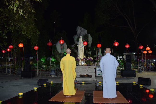 Prostrating the names Bodhisattva Avalokitesvara on occasion of mid-autumn Festival