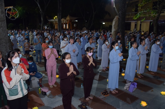 Prostrating the names Bodhisattva Avalokitesvara on occasion of mid-autumn Festival