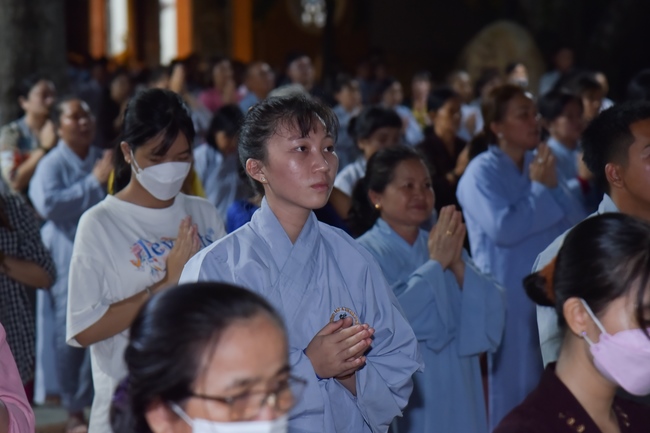 Prostrating the names Bodhisattva Avalokitesvara on occasion of mid-autumn Festival