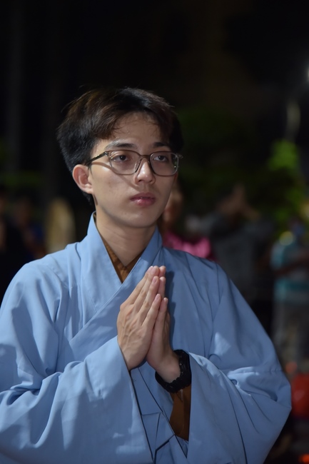 Prostrating the names Bodhisattva Avalokitesvara on occasion of mid-autumn Festival