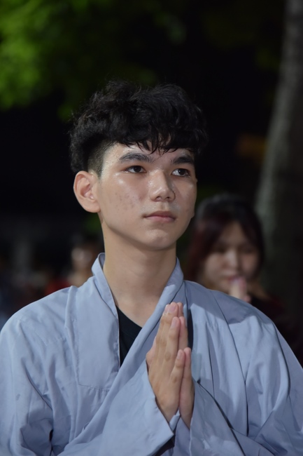 Prostrating the names Bodhisattva Avalokitesvara on occasion of mid-autumn Festival