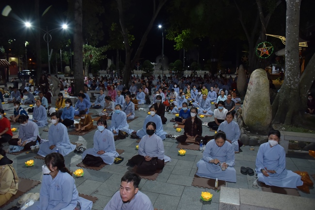 Prostrating the names Bodhisattva Avalokitesvara on occasion of mid-autumn Festival
