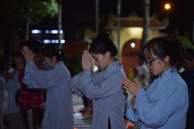 Prostrating the names Bodhisattva Avalokitesvara on occasion of mid-autumn Festival