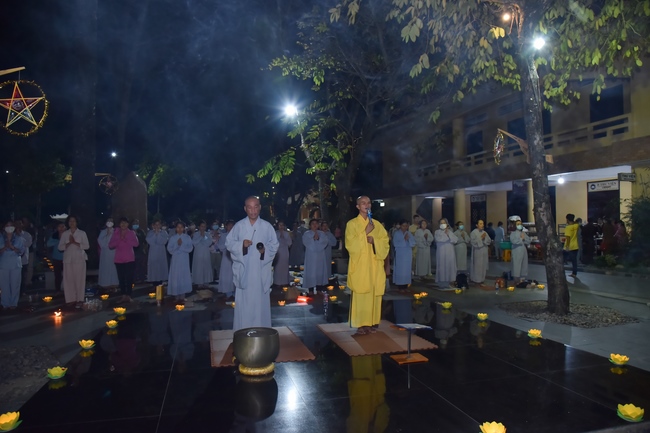 Prostrating the names Bodhisattva Avalokitesvara on occasion of mid-autumn Festival