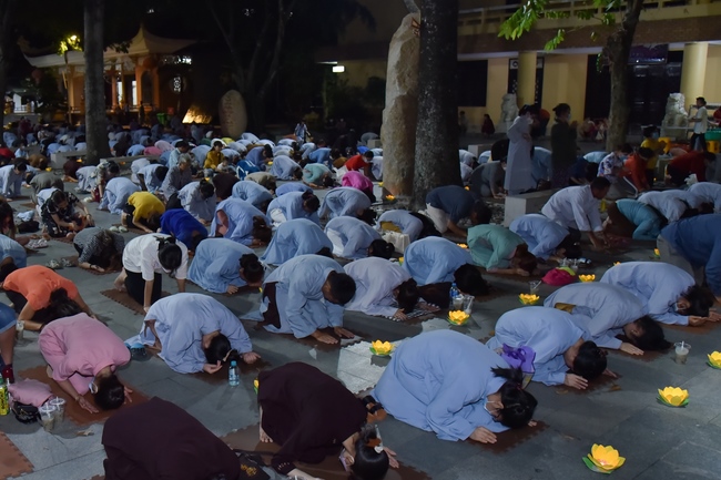 Prostrating the names Bodhisattva Avalokitesvara on occasion of mid-autumn Festival