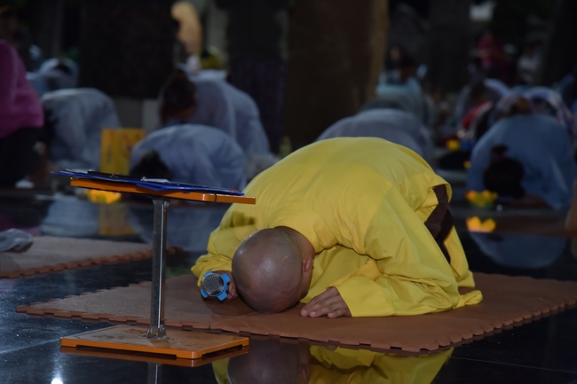 Prostrating the names Bodhisattva Avalokitesvara on occasion of mid-autumn Festival