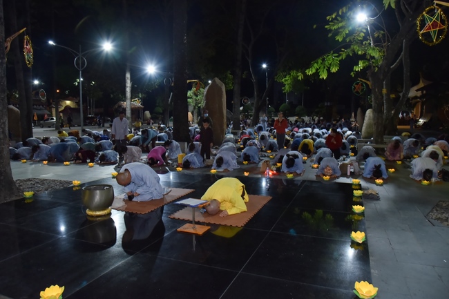 Prostrating the names Bodhisattva Avalokitesvara on occasion of mid-autumn Festival