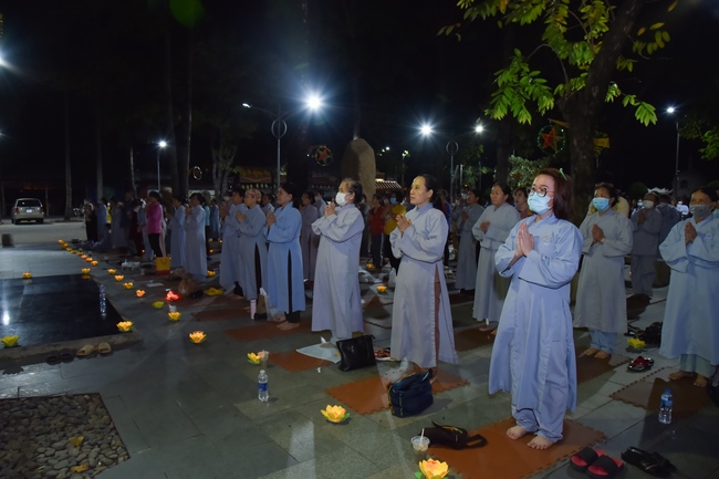 Prostrating the names Bodhisattva Avalokitesvara on occasion of mid-autumn Festival